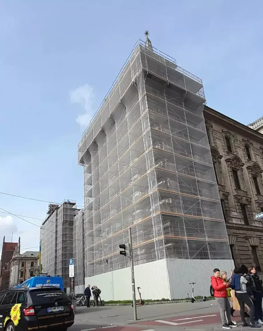 Zaštitna skela na obnovi zgrade u centru grada